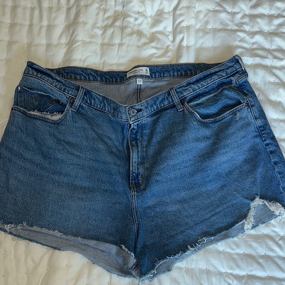 Abercrombie & Fitch Curve Love The 4” Mom Short High Rise  Jean Shorts